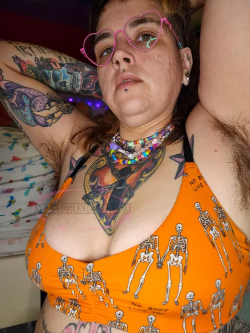 working handstands + flexibility gets me so sweaty 🥵 do you dare to bury your face in these fragrant fuzzy pits [hs]