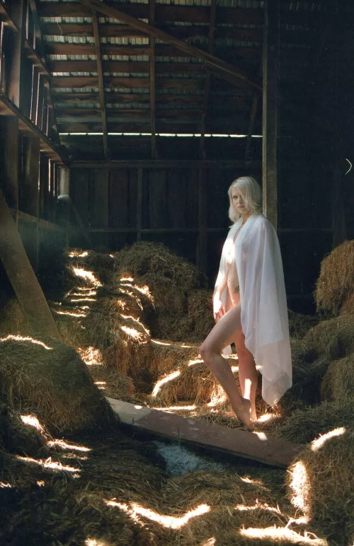 Bre in Beams [Minolta Maxxum 7000i, Kodak Gold 400]