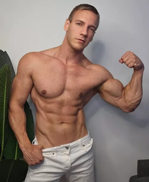I heard you like big biceps. How about I flex just for you 😏..?