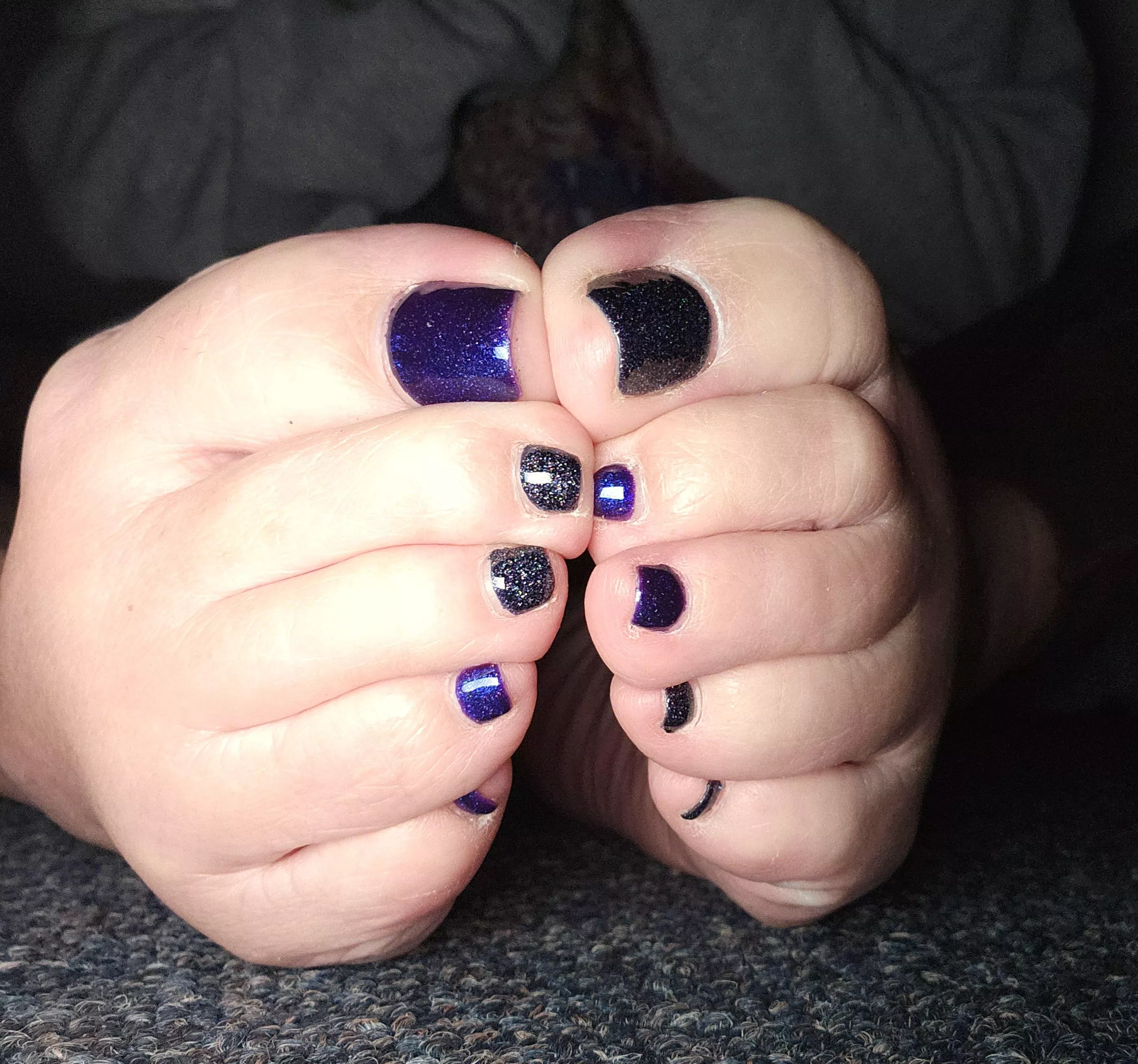 I'm obsessed with this glitter polish like you're obsessed with me! 🖤💜👣😝 
