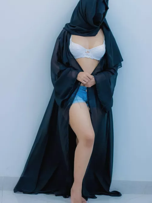 i've been wearing a butt plug under my abaya to feel naughty
