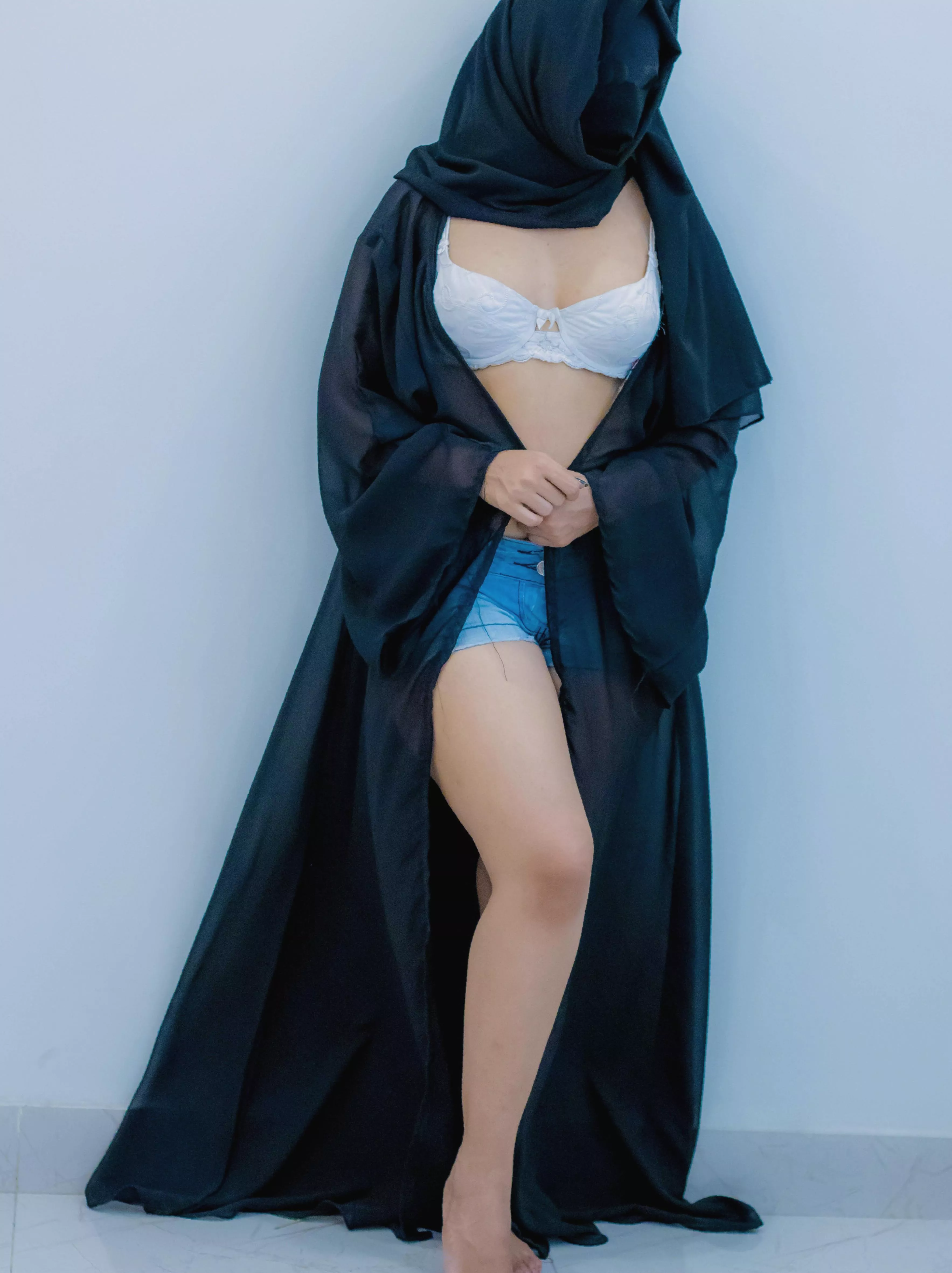 i've been wearing a butt plug under my abaya to feel naughty