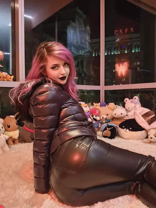 leather looks so good on an ass like mine