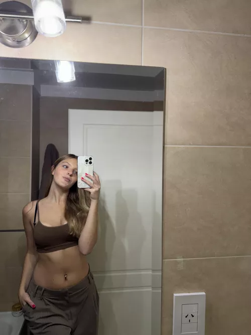 Lonely girl, just wanna get dirtyyyy