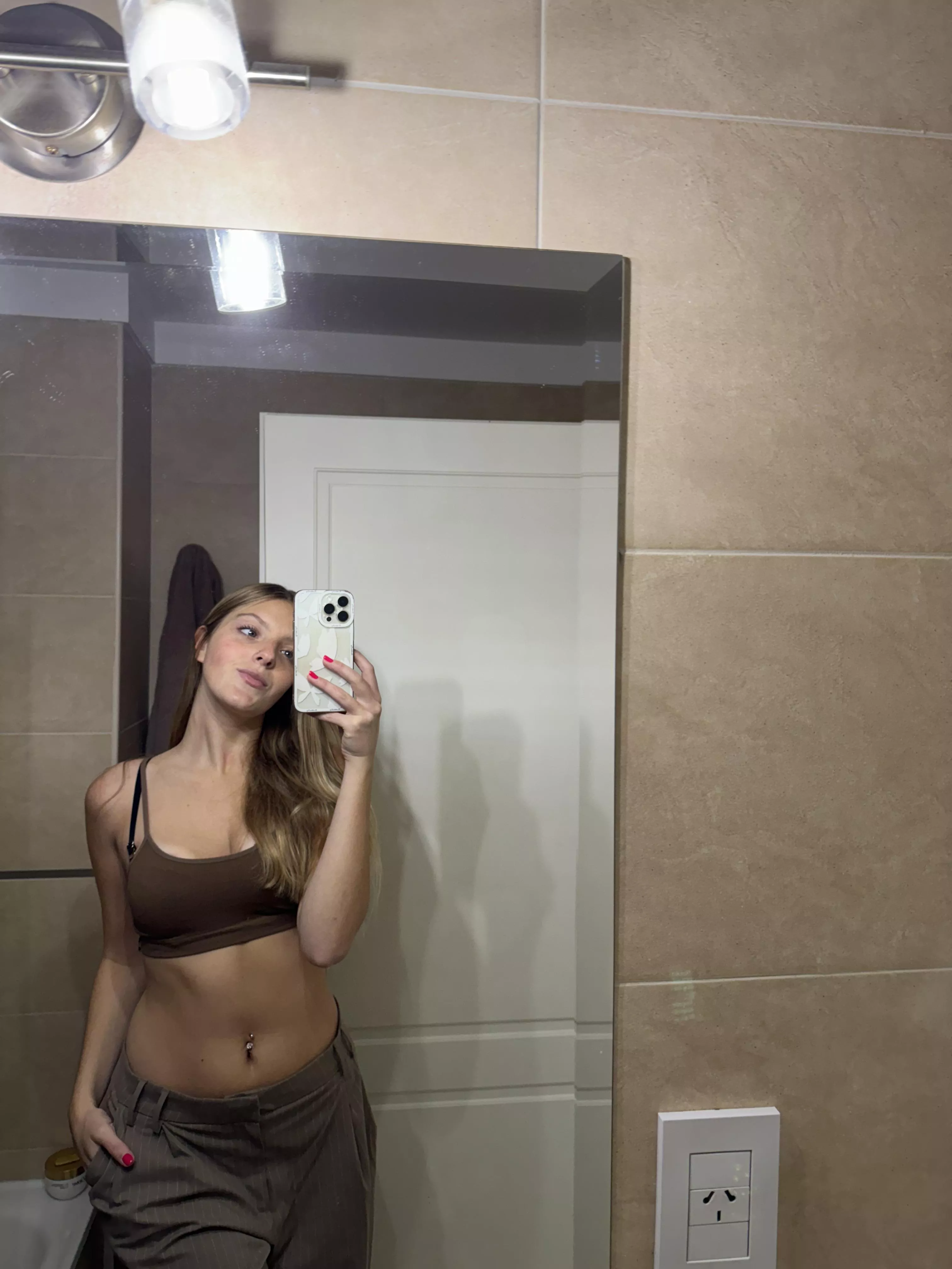 Lonely girl, just wanna get dirtyyyy