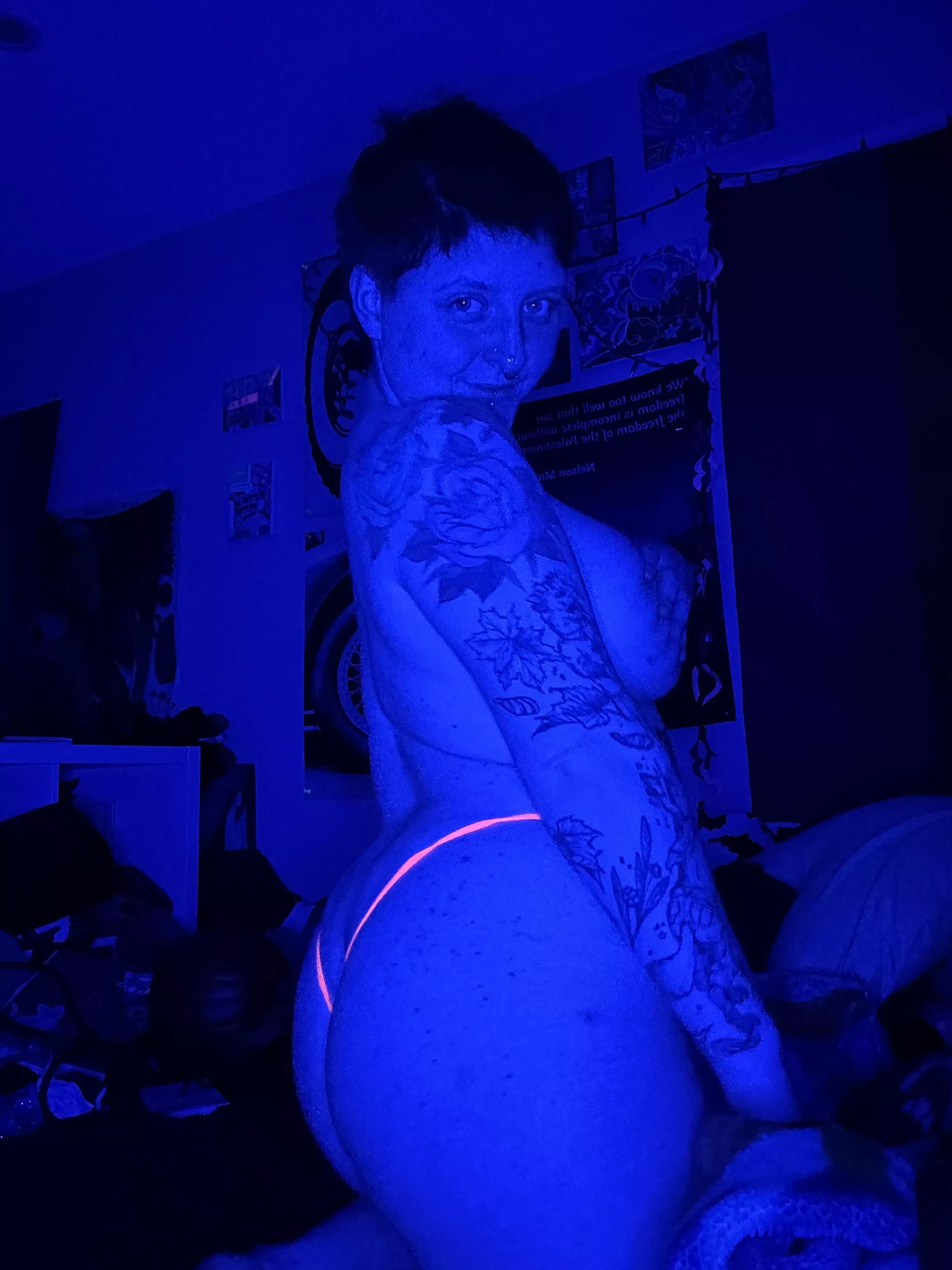 Oooo bitch I love a blue light (t)