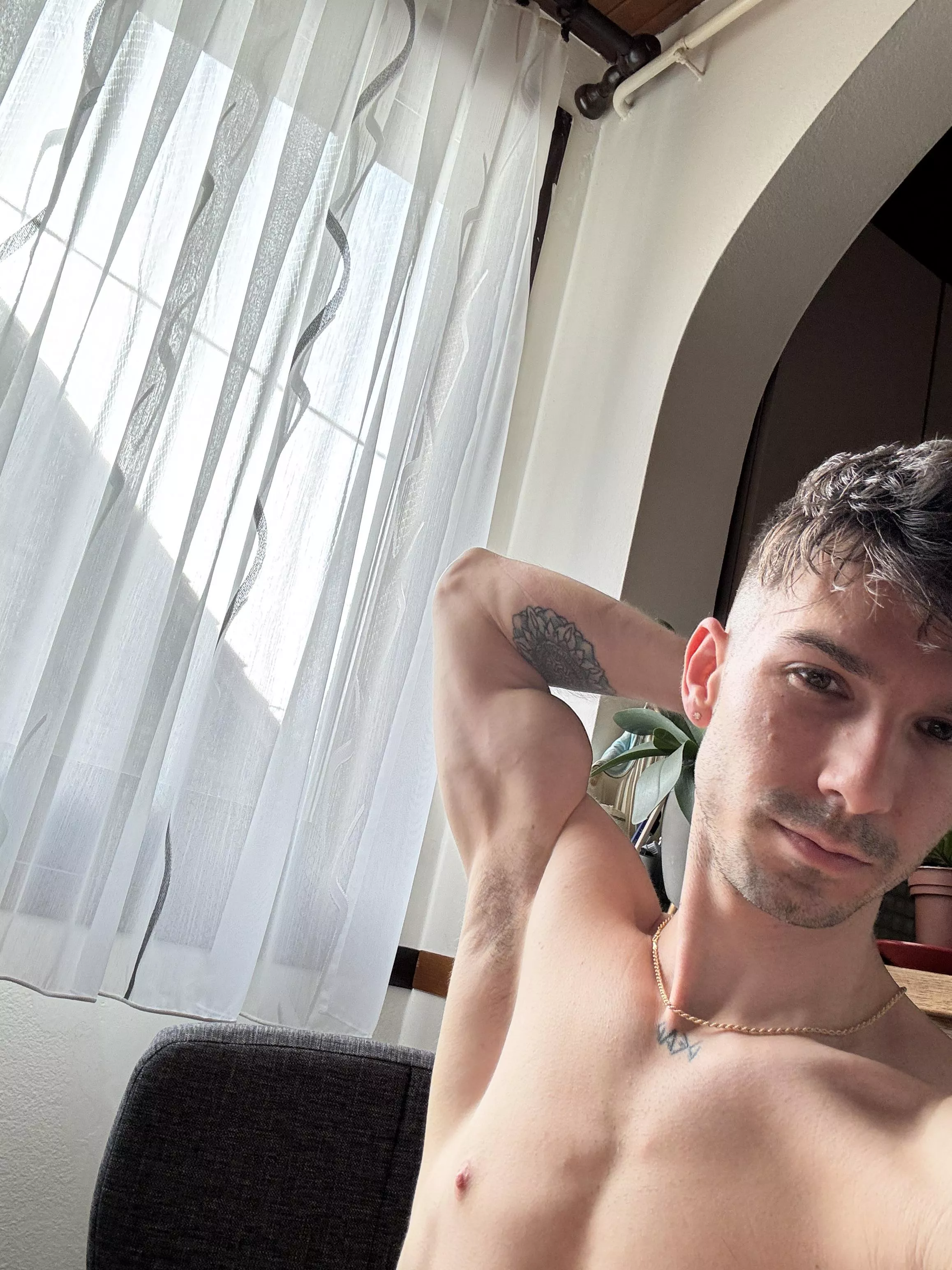 Selfie before the shower😋