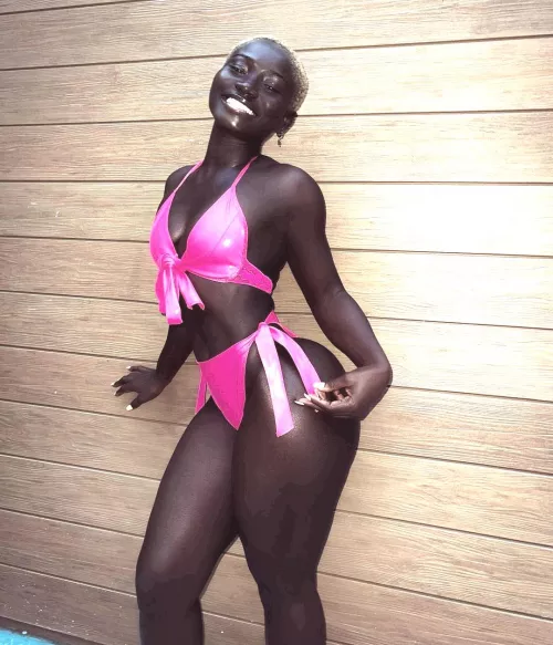 Super smile, tell me she ain't finer than E mthafka