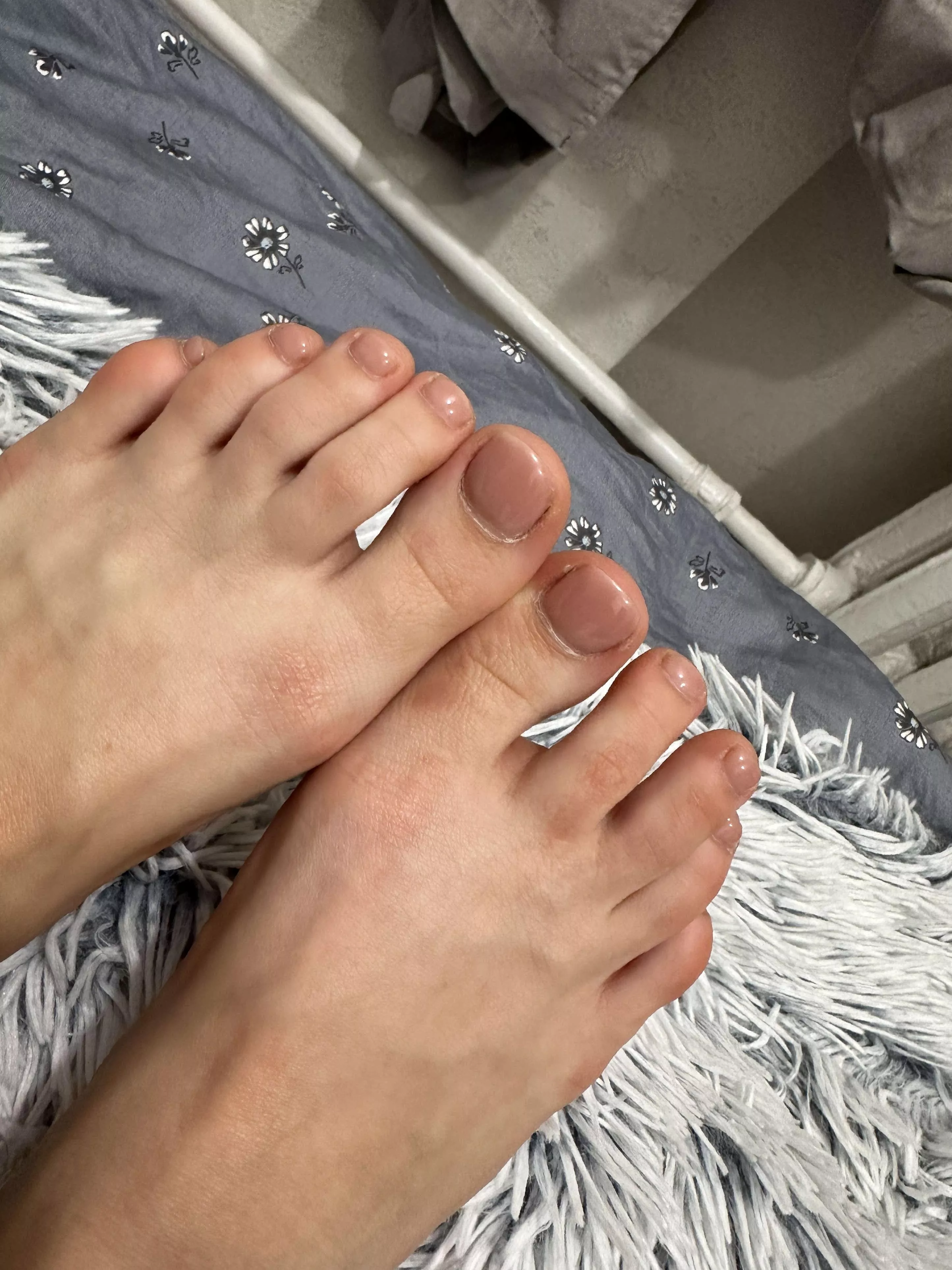 the queen does not ask she commands to clean her feet