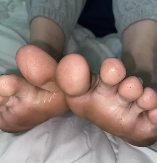 Who’s gonna be a good cuck and lick all of my bfs cum off that’s in between my toes😈🤣