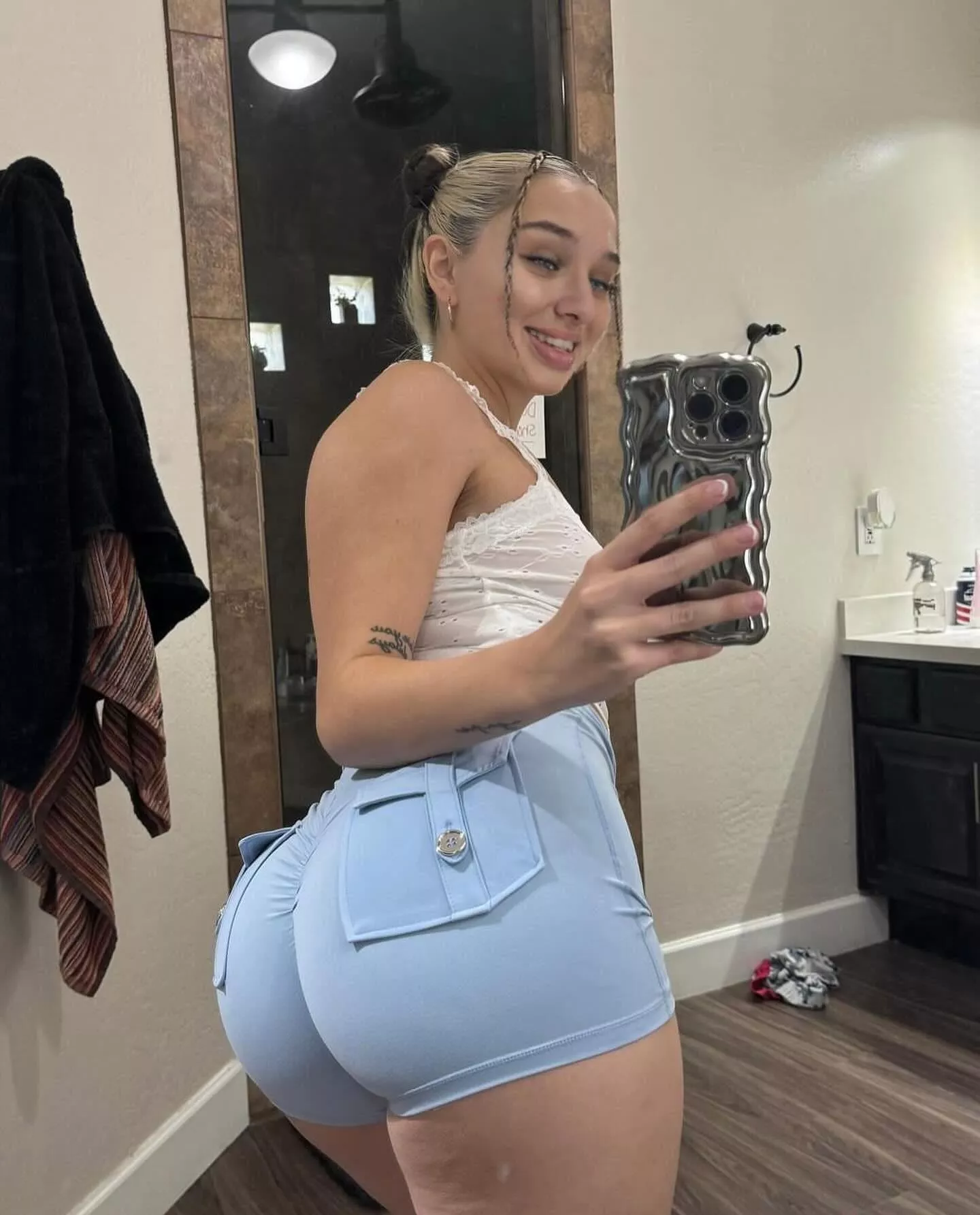 Would you date a girl in short leggings and big booty?