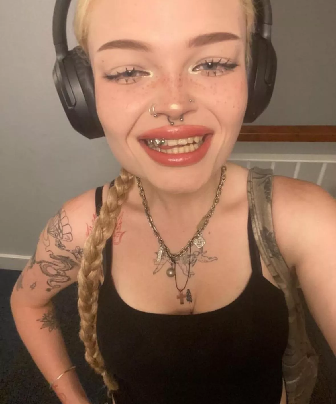 21 year old British brat looking to drain and train a good little looser hehe :P 