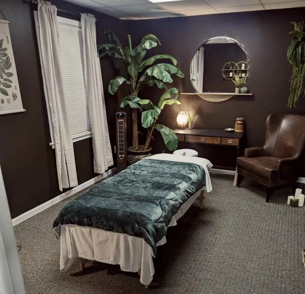 37 [M4F] massage therapist, 40 mins free session. DM Females only.  DXB 