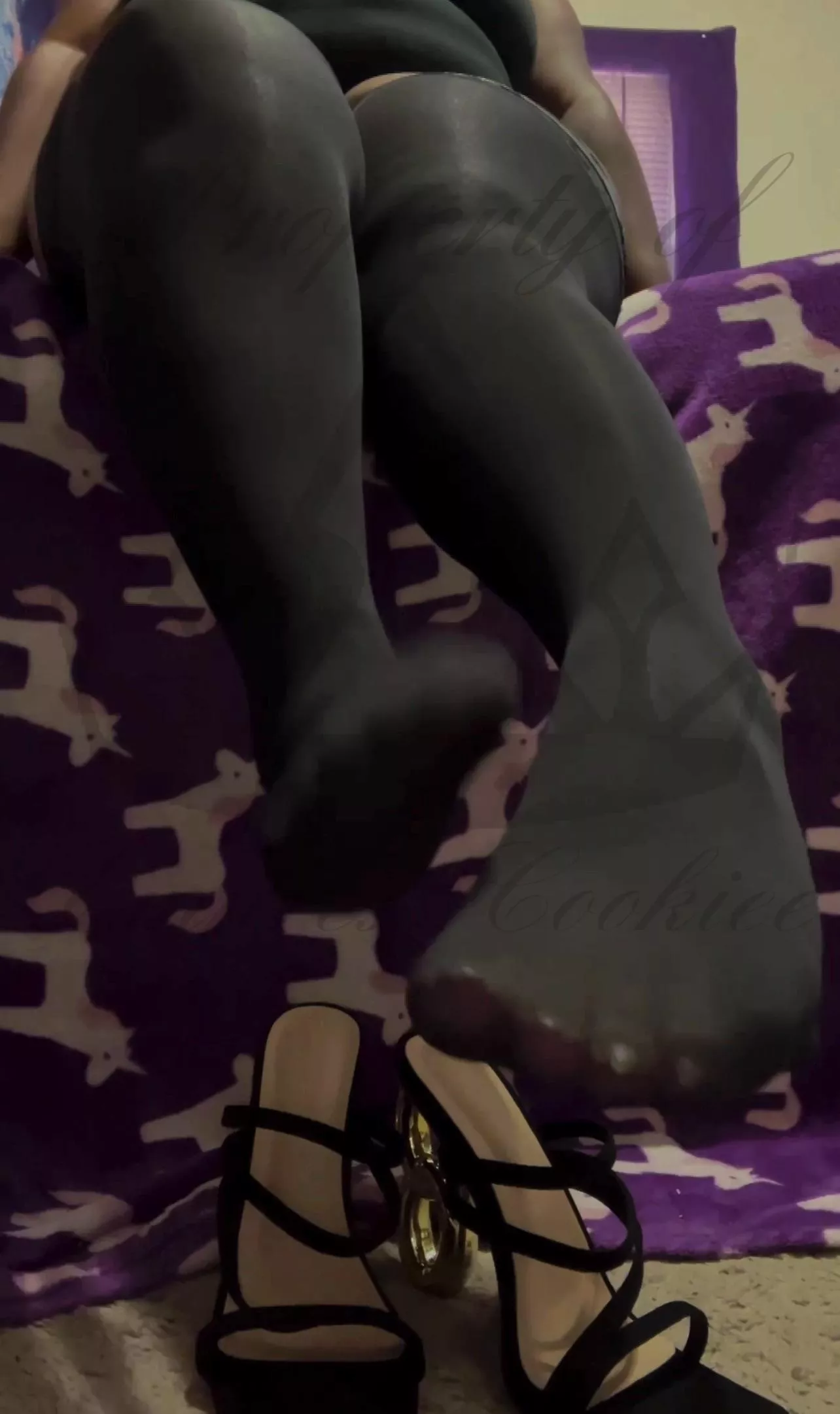 A nylon foot bitch wettest dream🦶🏾✨