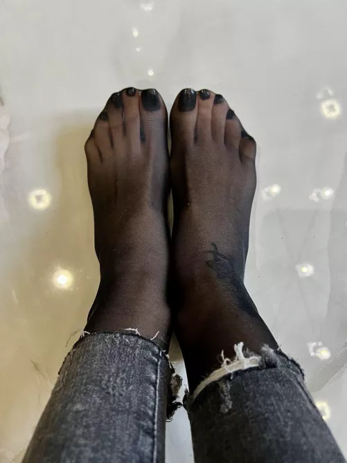 Black toenails polish 