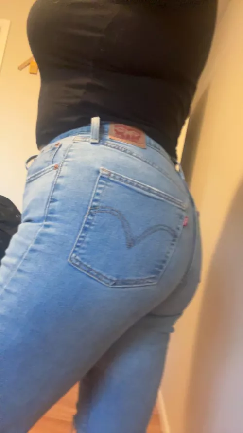 Extremely giving + sensitive curvy girl needs praise, can’t handle criticism or rejection, but you know that means I’m sensitive in the best ways too (sad gurl needs comfort)  