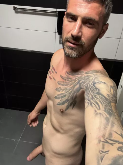 Hallo mooie mensen, M34 netjes gemanierd beschaafd discreet Ik ben op zoek naar een stel om mijn avontuur in de wereld van de swing te beginnen. Volgende week ben ik in Eindhoven, als je me leuk vindt en naar je smaak aarzel dan niet om me te schrijven!!