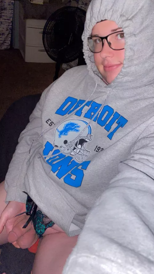 Holding my little dick in my hand all proud ☺️🤏🏻 I cannot make women cum with this thing 😂