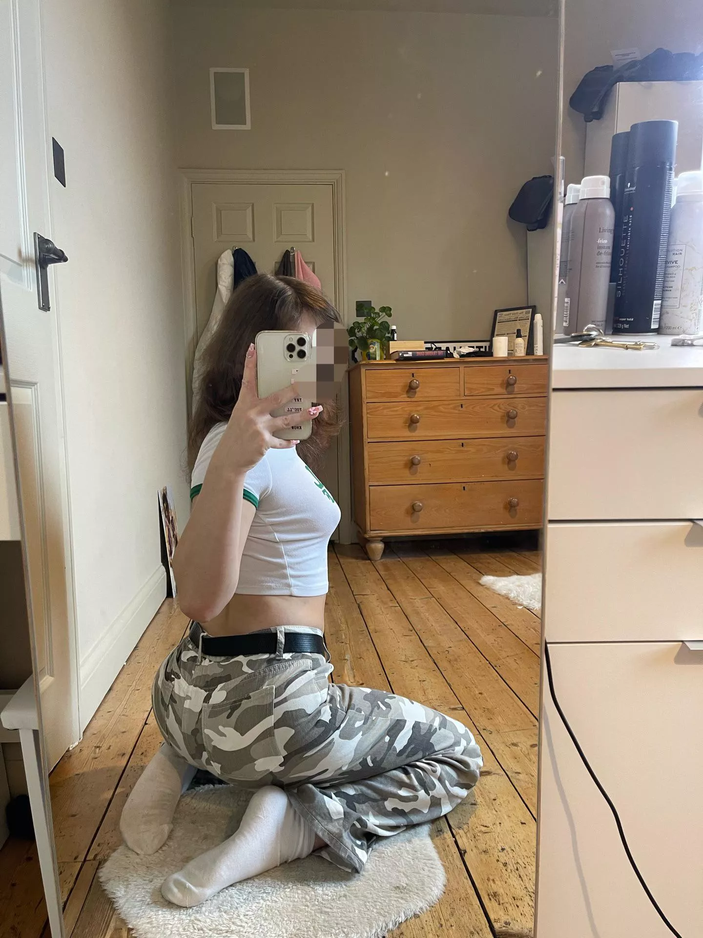 I bet you’re looking at my feet not my arse, isn’t that right finsub?