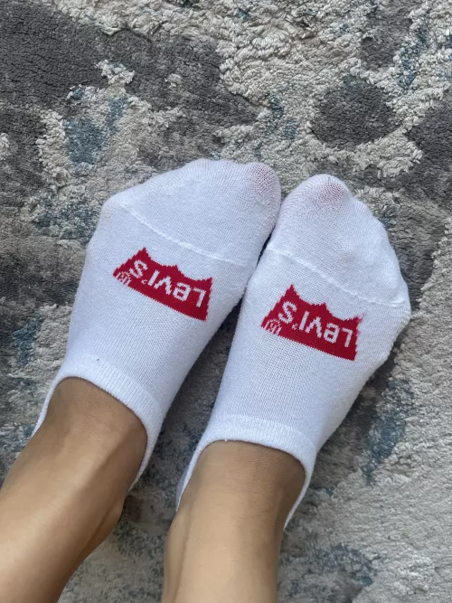 I think my foot look prettier in white socks :3