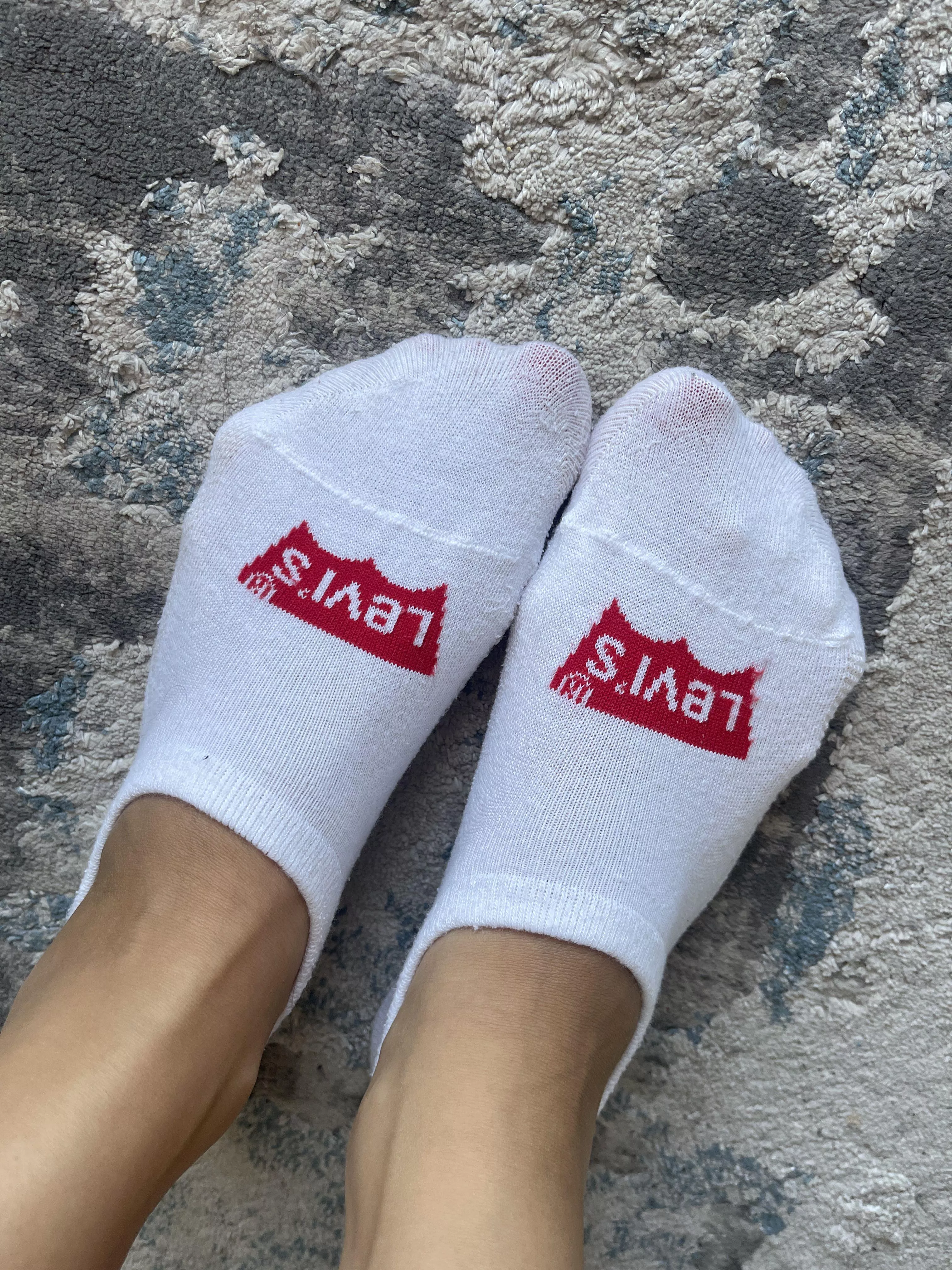 I think my foot look prettier in white socks :3