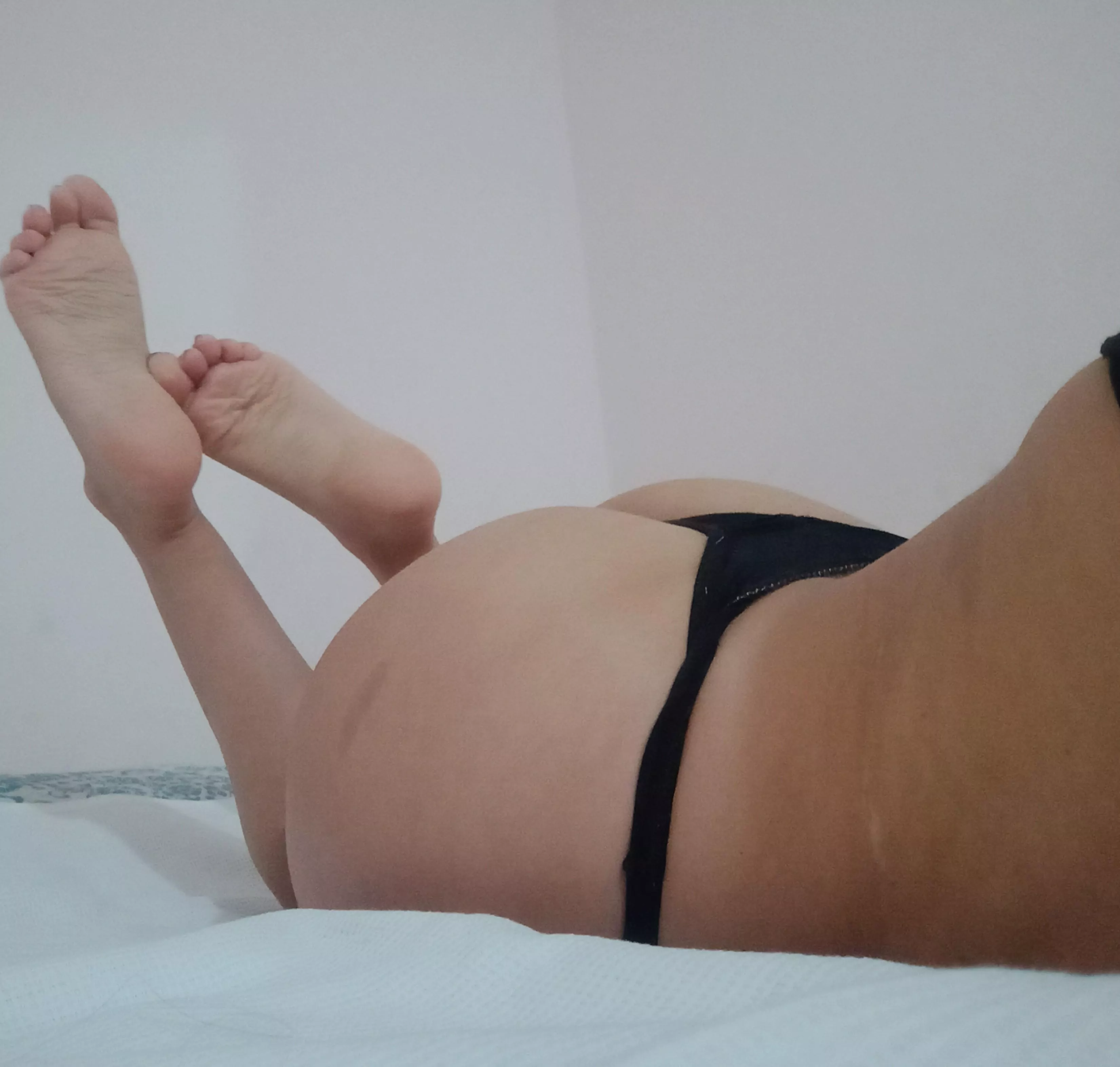 I want you to kiss my pink feet