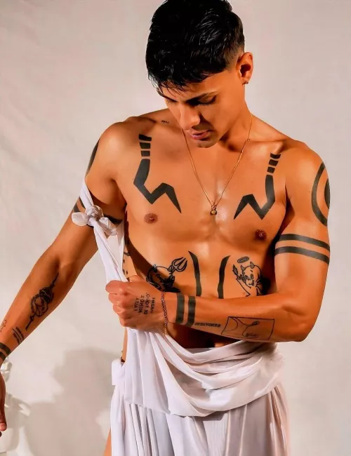 I want your kisses on my body 