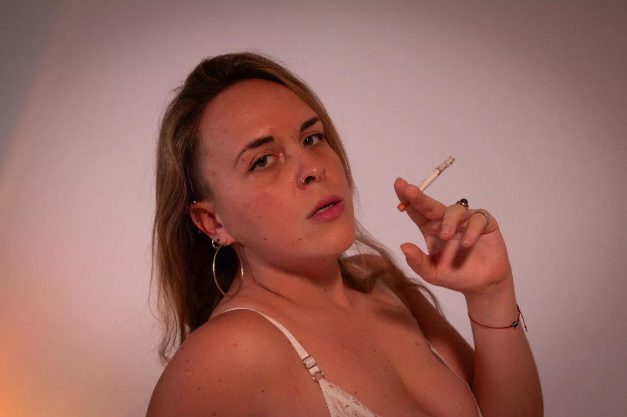 It feels so good to watch me smoking, right? 