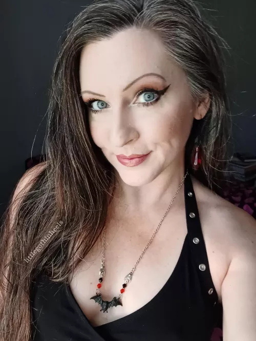 Less makeup but still goth everything 🖤