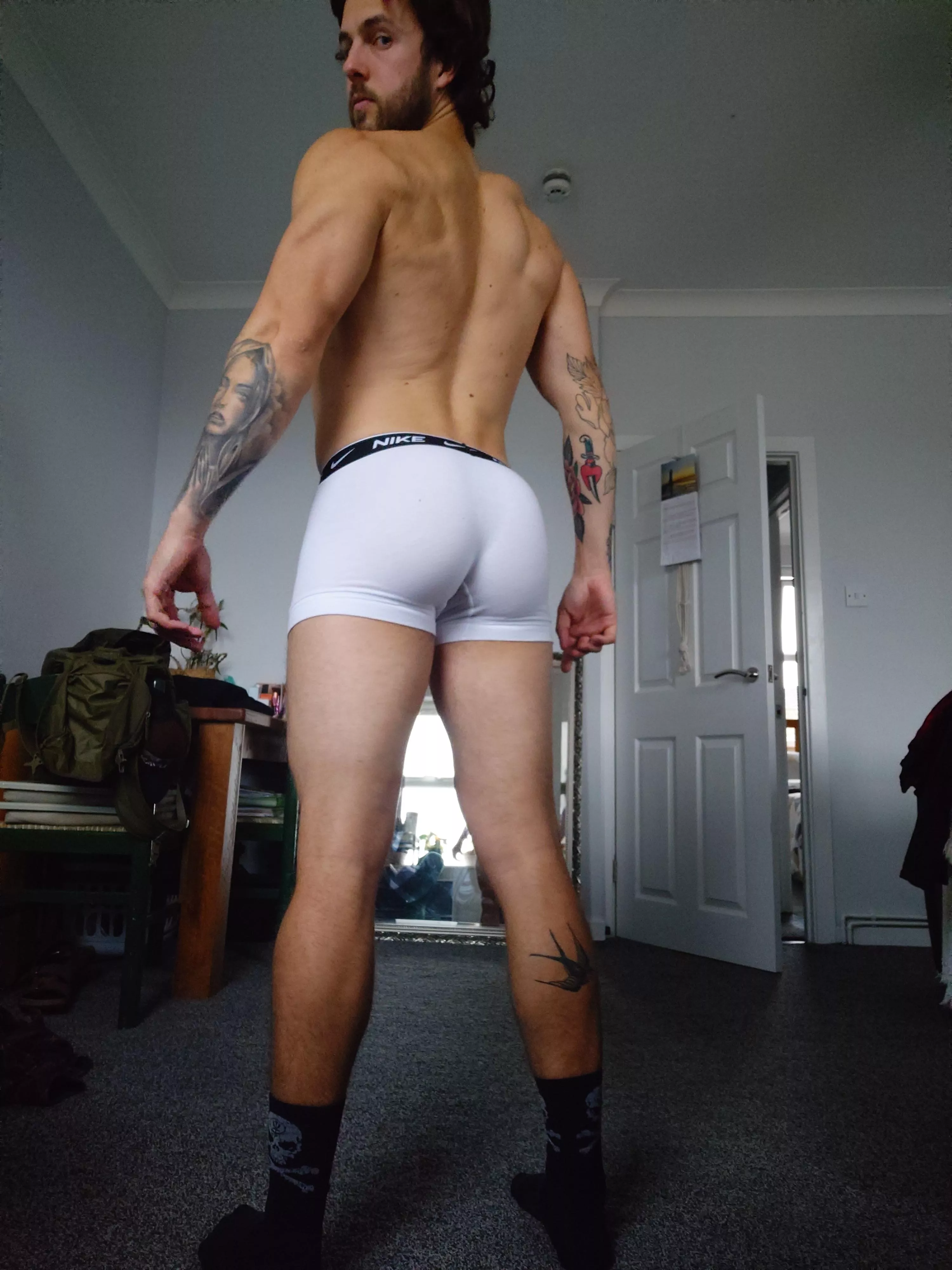 Making my ass look super peachy 🍑