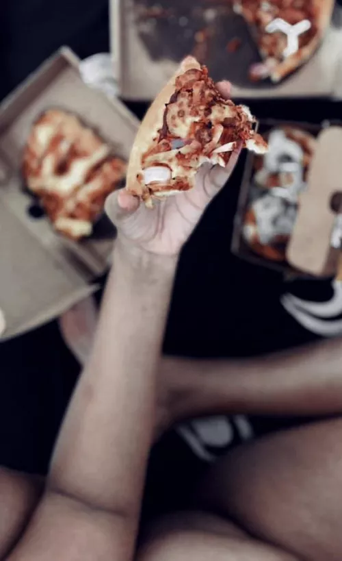 Wanna bite? 🍕🐱