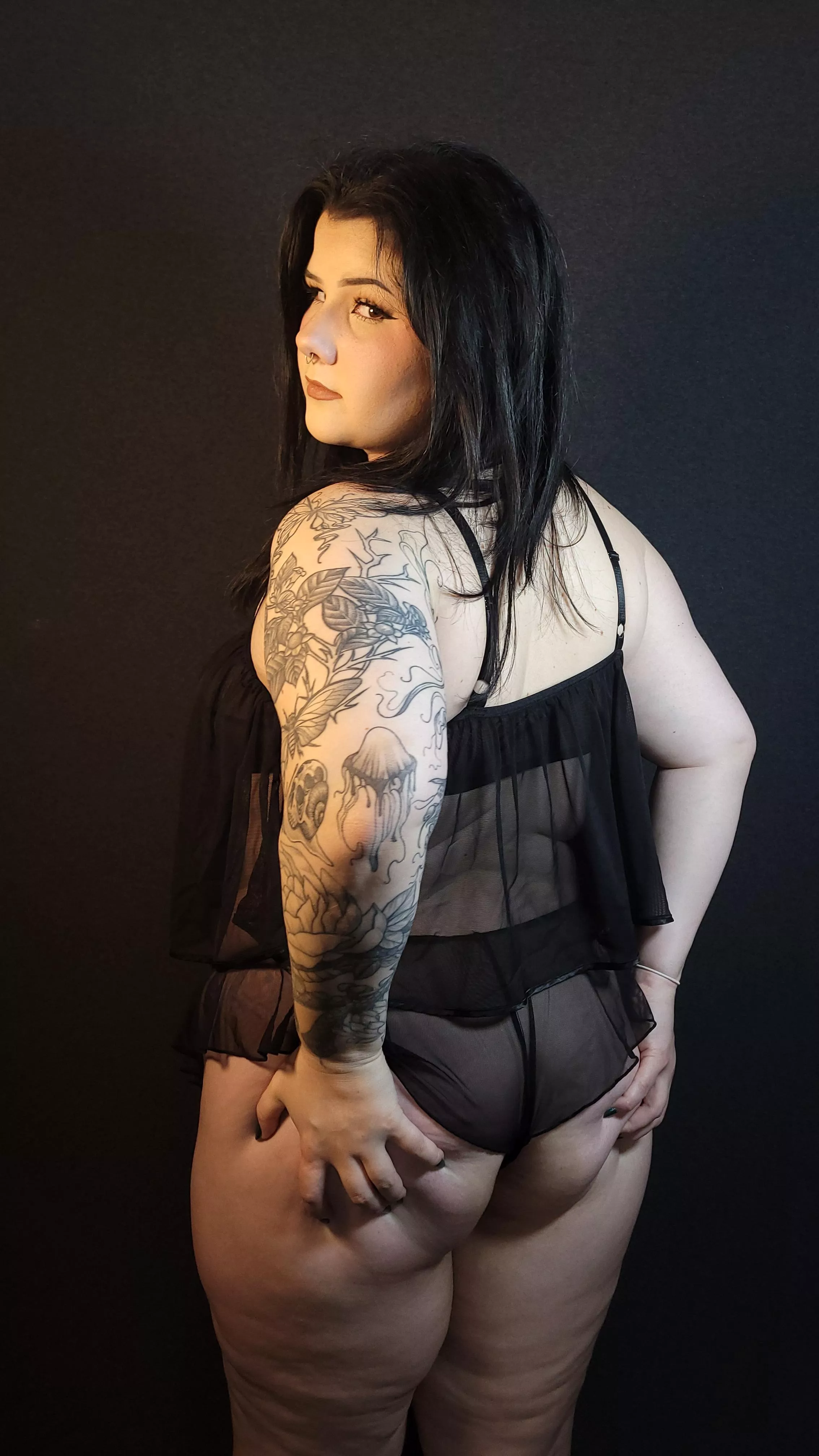 Your new fav goth PAWG, ready to make you cum ;)