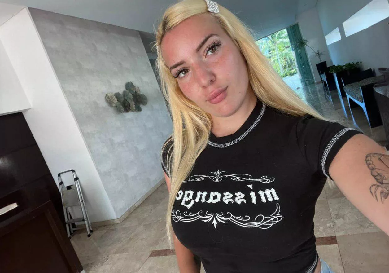 19 [F4M] is looking for a hangout buddy tonight