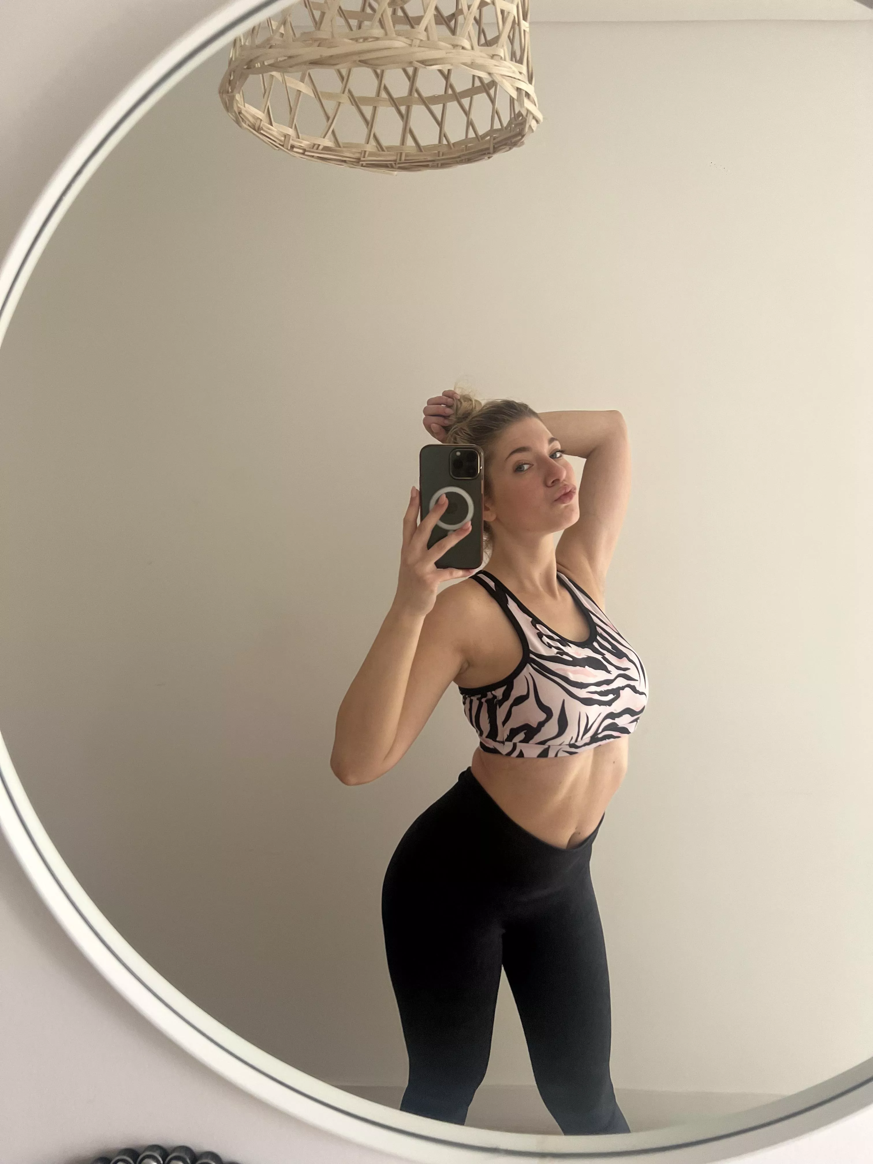 19 [F4M], Looking for a hangout buddy tonight.