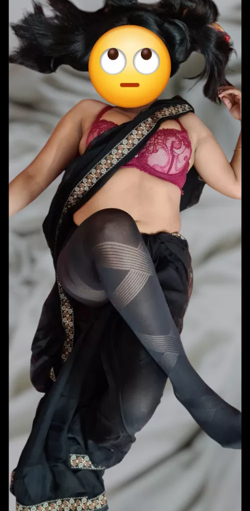 Anyone wants a view like this, standing infront of bhabi while she lies like that in stockings and saree. What are you gonna do 😉😉😉