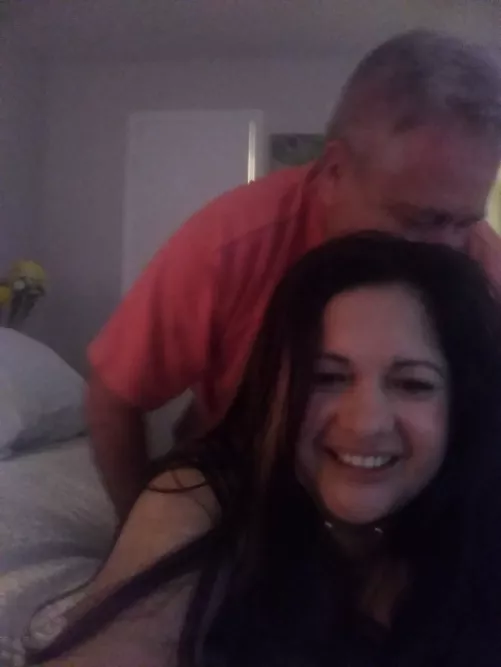 Couple looking for party 