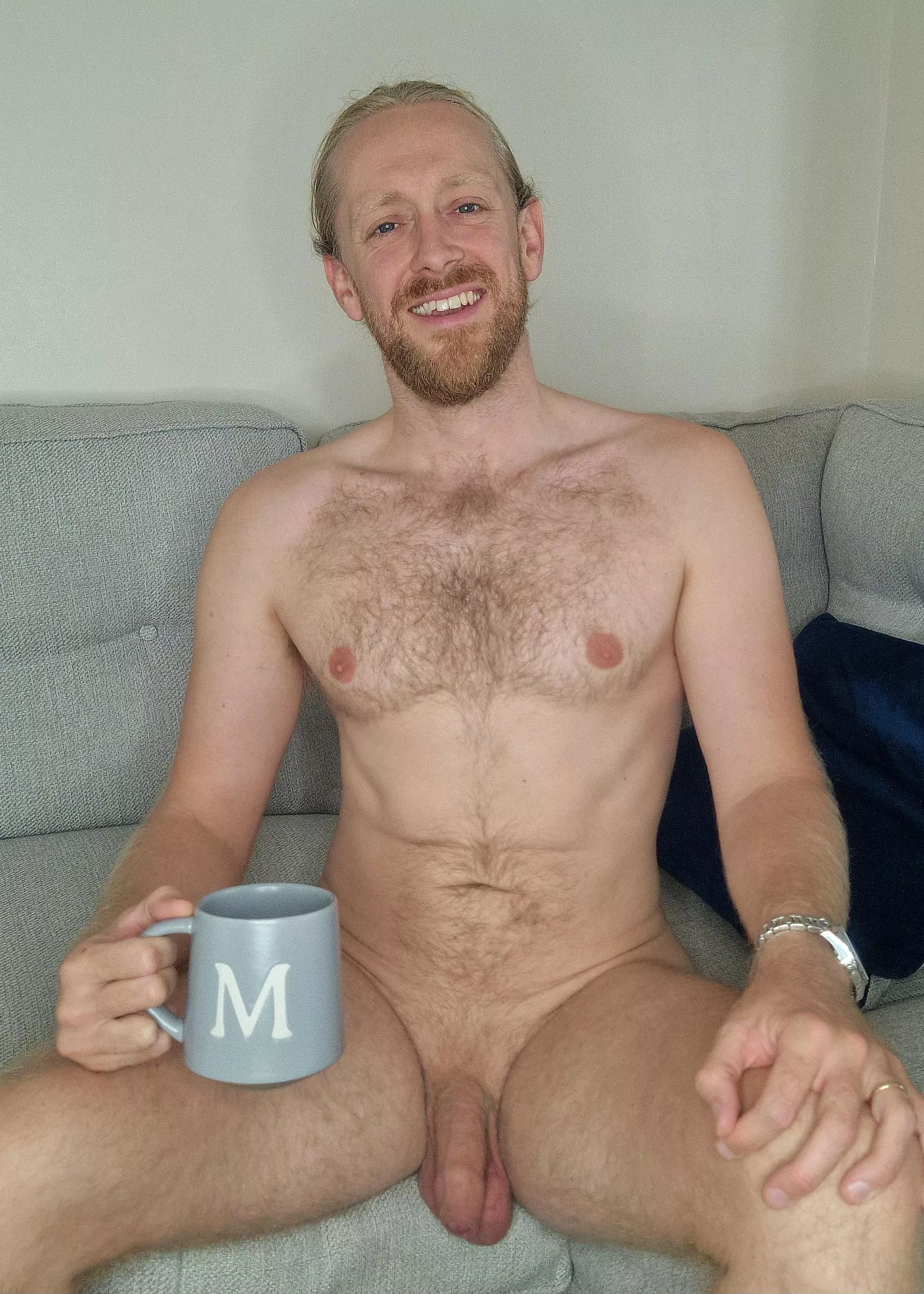 Enjoying daily life as a nudist 🙌🏻 It's amazing how much more relaxed you can feel when naked ☺️