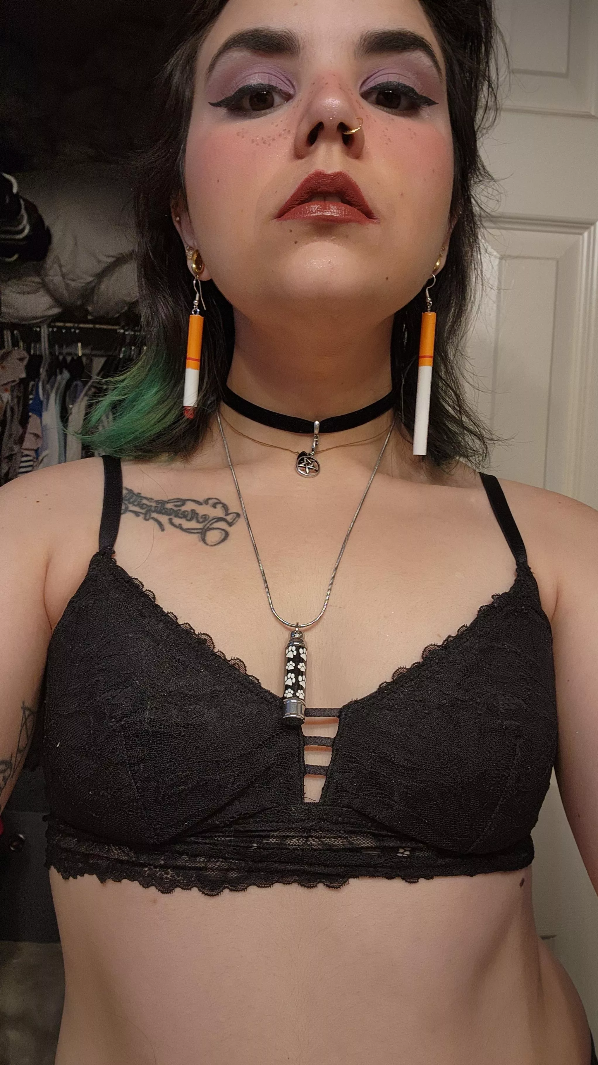 Green haired Goddess looking for little slut this Saturday~ 