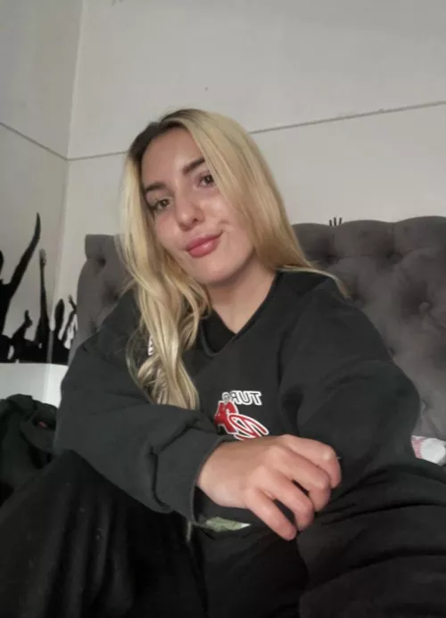 How would you make a 19 F feel like the center of your attention?