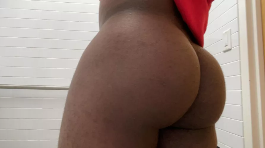 How’s the view? 🍰🍑