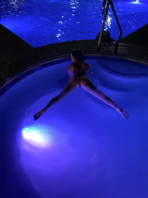 I can make things get hot and heavy in this hot tub. Just try me! [VA]