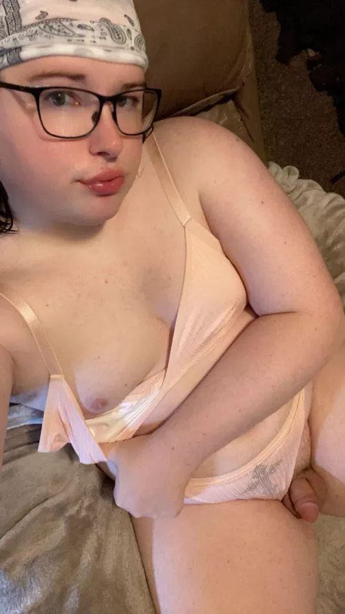 I enjoy showing my little cut cock & nuts ☺️💅🏻 featuring glossy lips and a nipple :) 