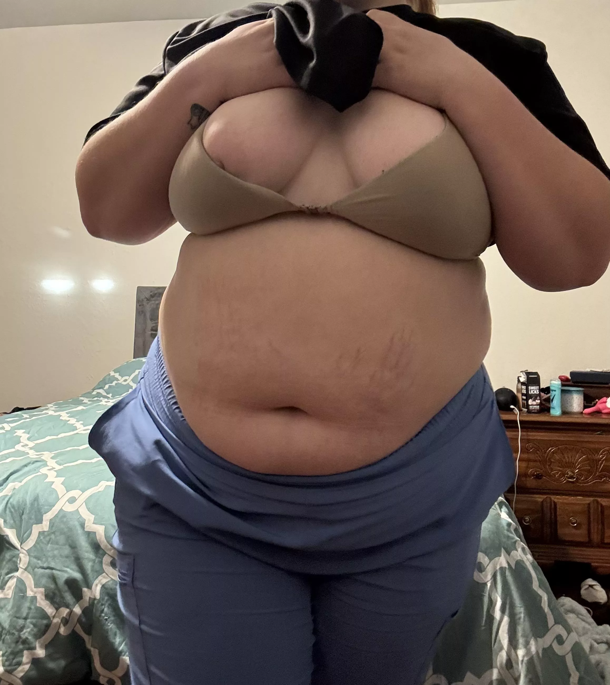 Round belly and a nip slip 😈