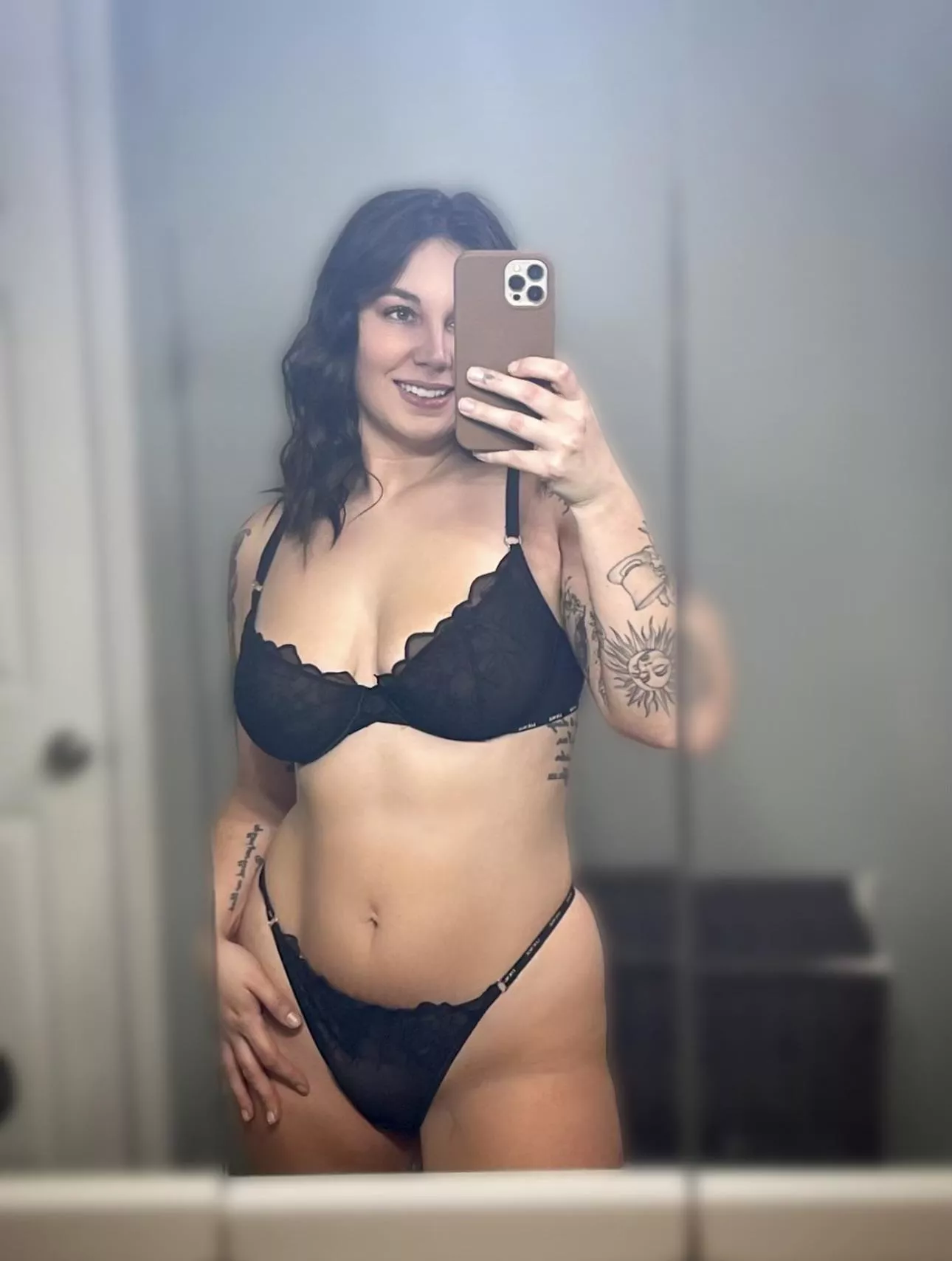 Sexy Brunette MILF (check comments) 