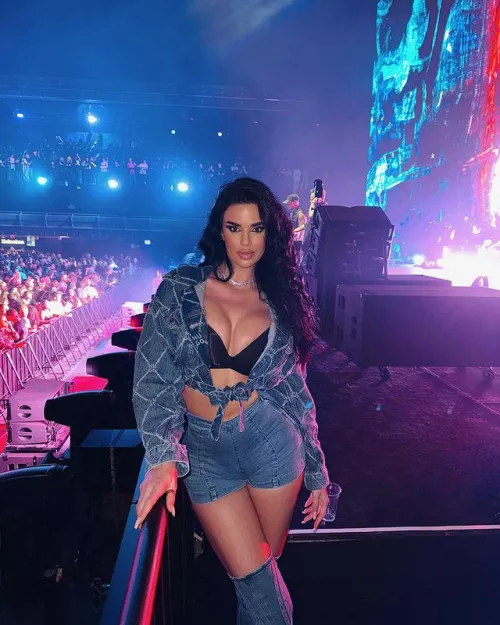 Sucking everybody's cock the get backstage and brag about it! 