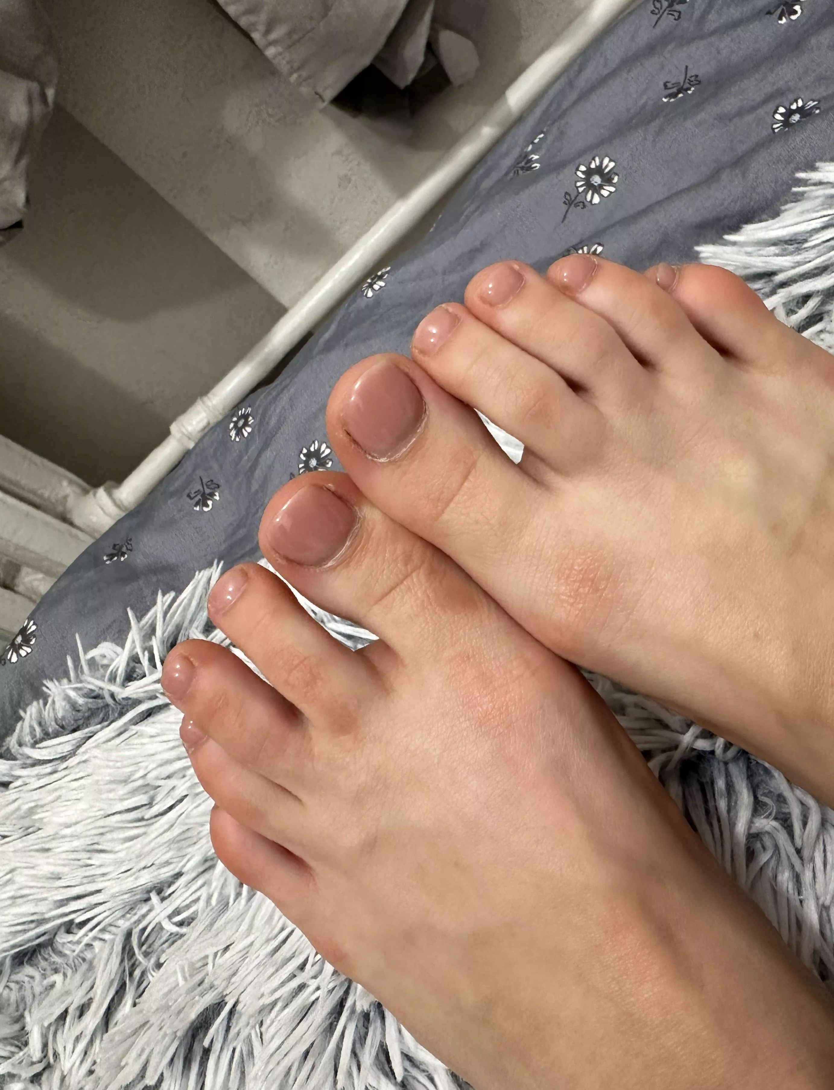 the queen does not ask she commands to clean her feet