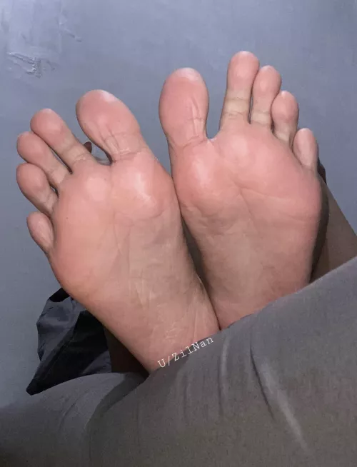 Who's brave enough to kiss my feet 😋