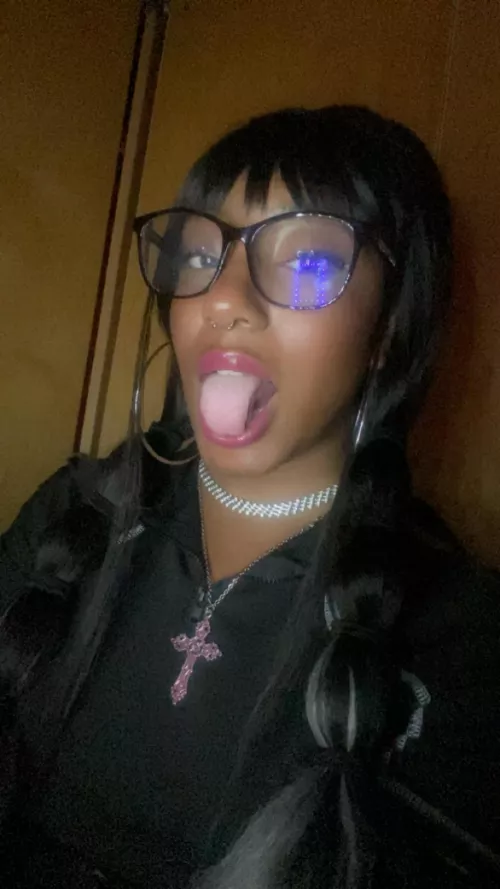Would you fuck this nerdy girl's mouth