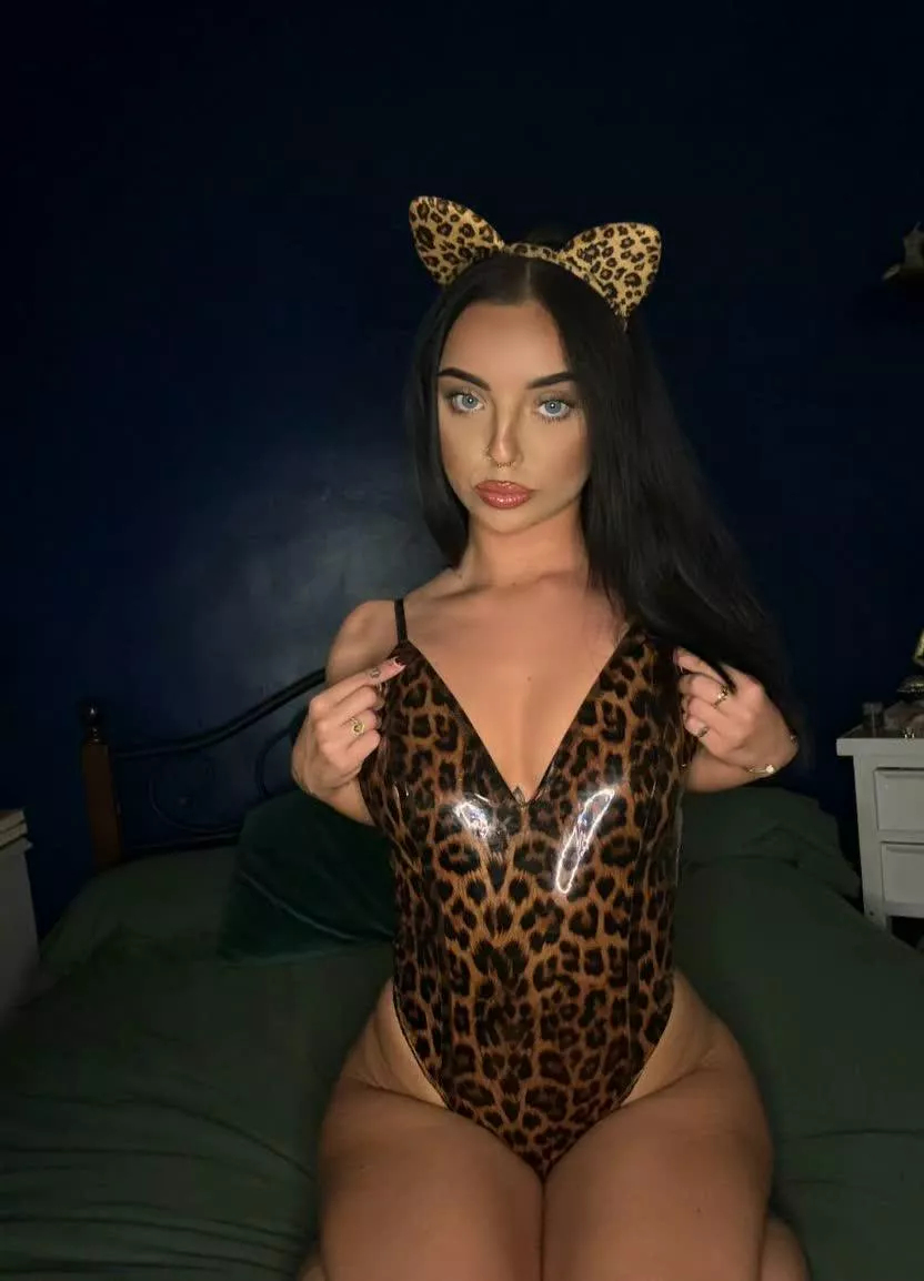 Would you mind an extra wife who into role play?