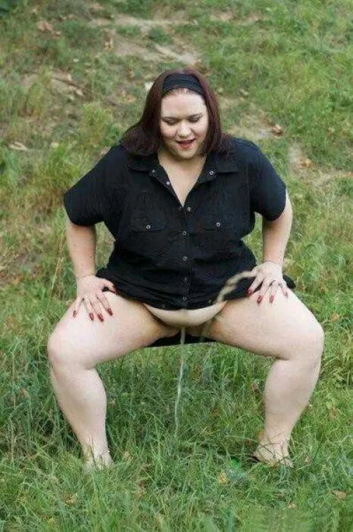 BBW pissing outside